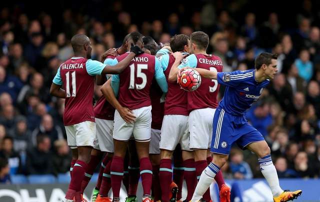 湖人本赛季关键时刻首次失利 东契奇六犯离场怒摔护膝捂脸显失落