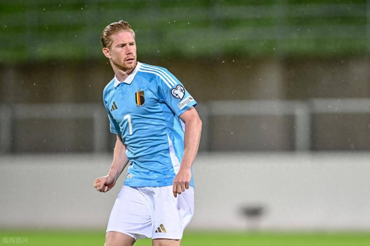 喜多川海梦cos《丝之歌》大黄蜂手办 性感身姿展示